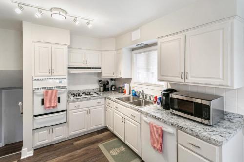 Russell House | Quiet and Spacious 4BR Family Home Near Naval Base