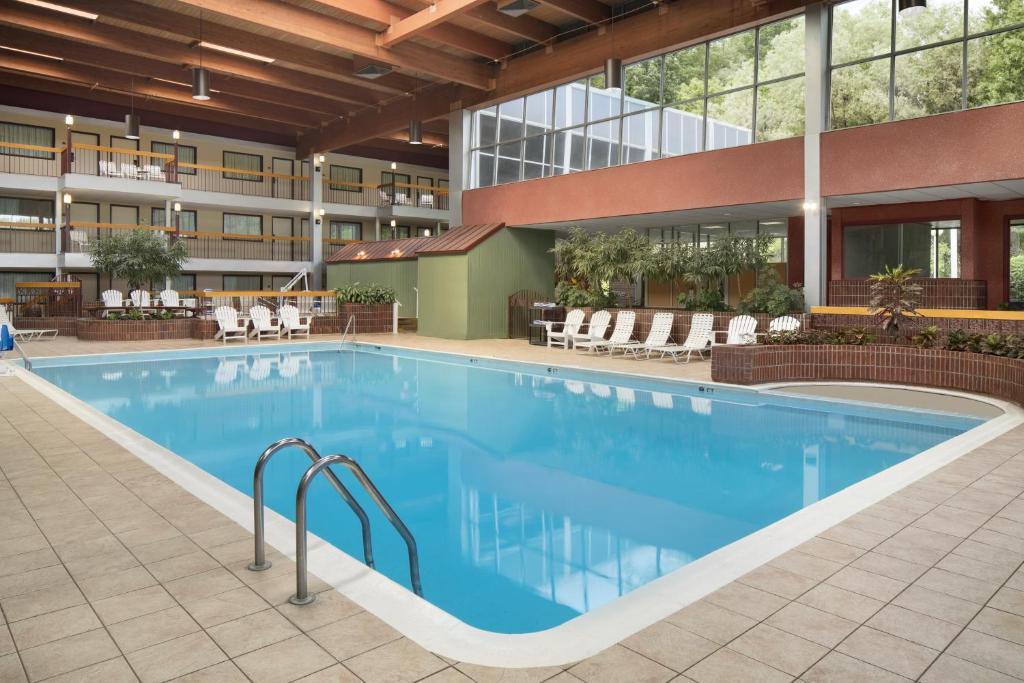 Racine Hotel | Ramada by Wyndham Beaver Falls