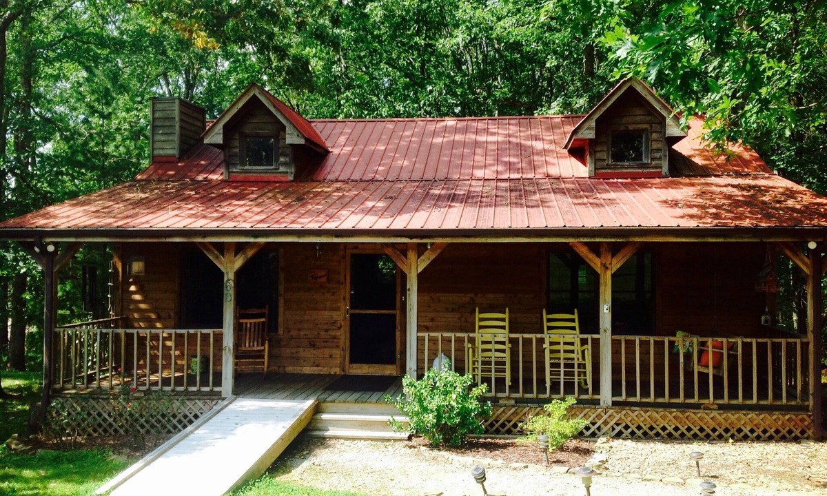 Spencer House | Relax and enjoy at this 2.5 B/2B cabin with hot tub by Fall Creek Falls Park