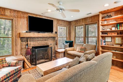 Marietta House | Relax Creekside: Forest-View Gem in Marietta!