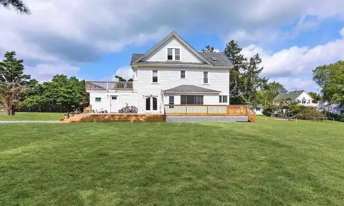 Berlin House | Relaxing 5 bd home with 1 bd Apartment on 2.5 acres near MD beaches