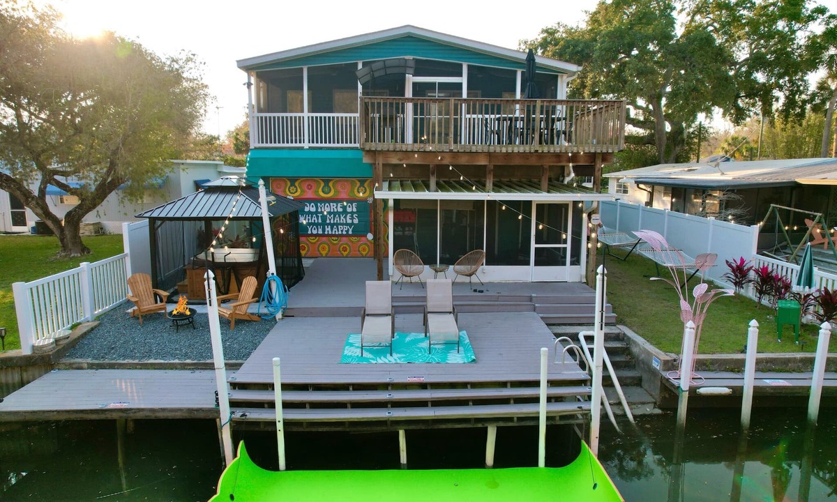 Weeki Wachee Gardens House | River home with huge arcade, hot tub, kayaks, mini golf course, 80in TV