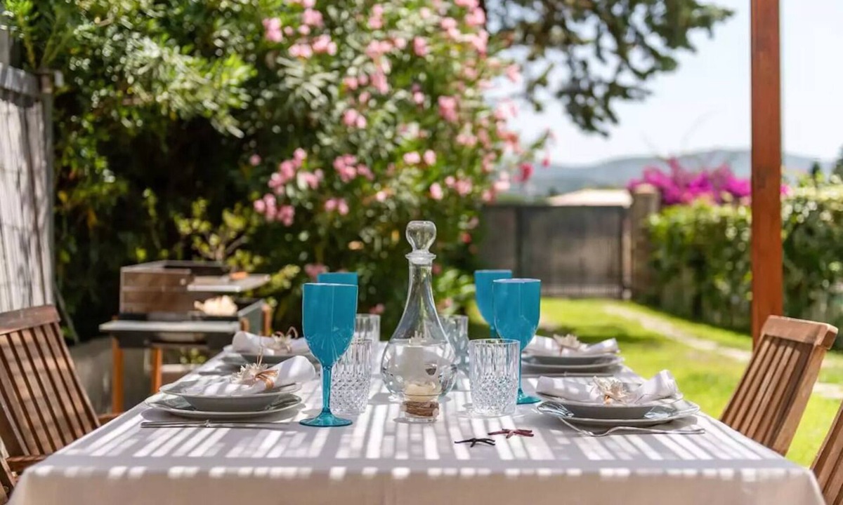 Capitana Apartment | Road to Villasimius seaside villa with garden and Jacuzzi
