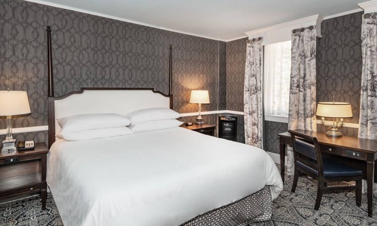 Historic District Hotel | Robert Johnson King | Historic Inns | Near Top Dining & City Attractions