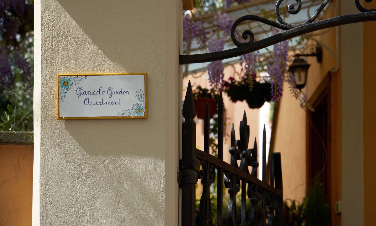 Gianicolense Apartment | ROME: GIANICOLO GARDEN romantic near Trastevere, St. Peter's, historic center