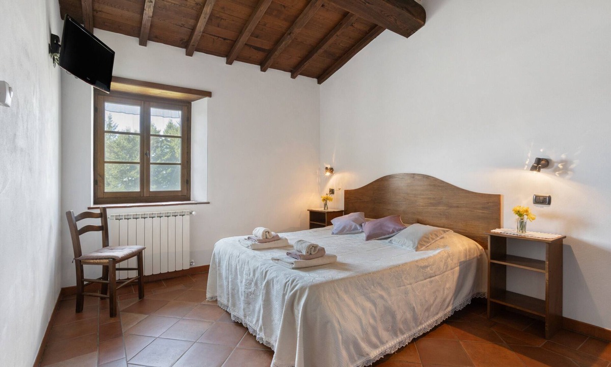 Montefegatesi Apartment | Room 'Camera B' – Prato Fiorito with Mountain View and Shared Pool