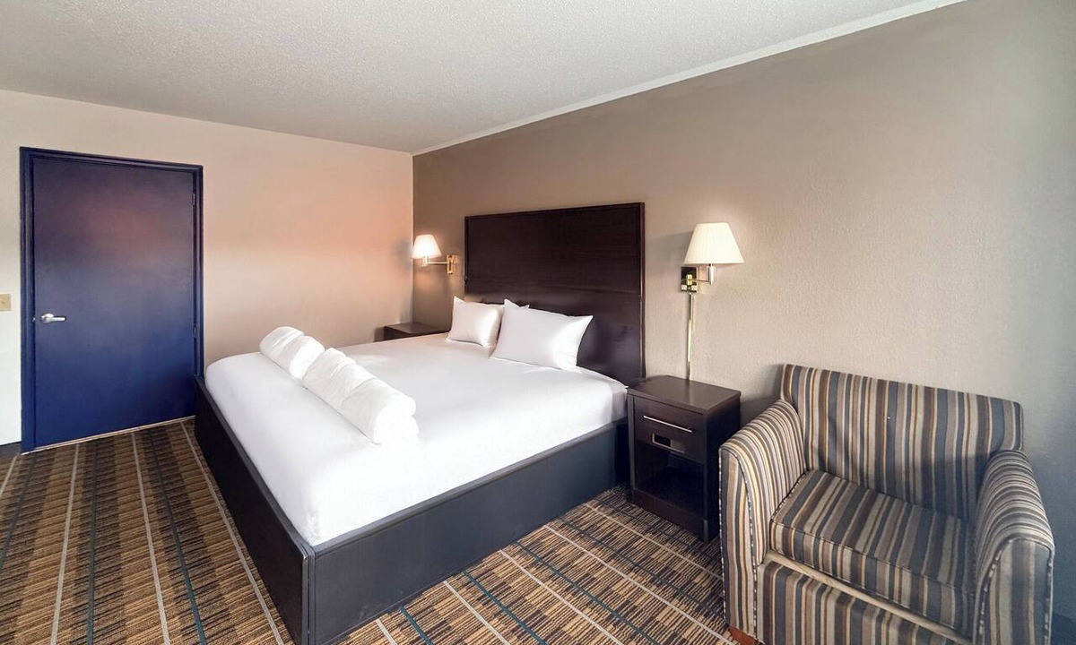 North Chesterfield Hotel | Royal INN