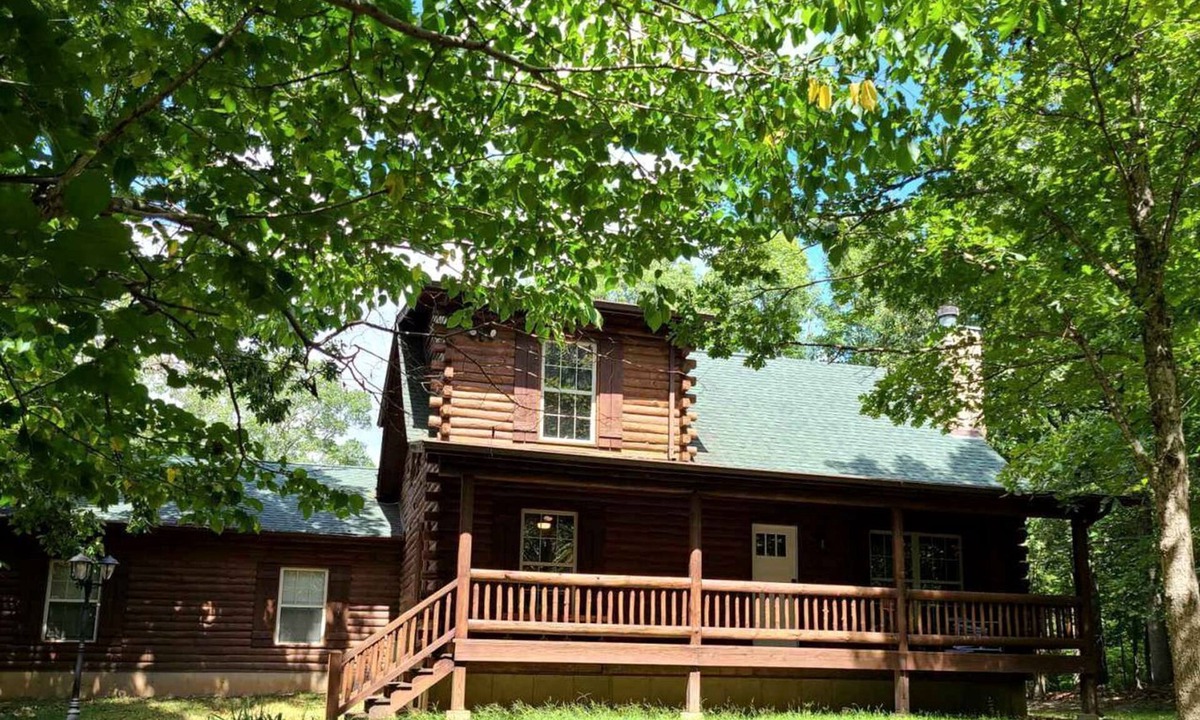 Blackwell Cabin | Rustic Cabin Escape for Group Glamping Vacations in De Soto, Missouri