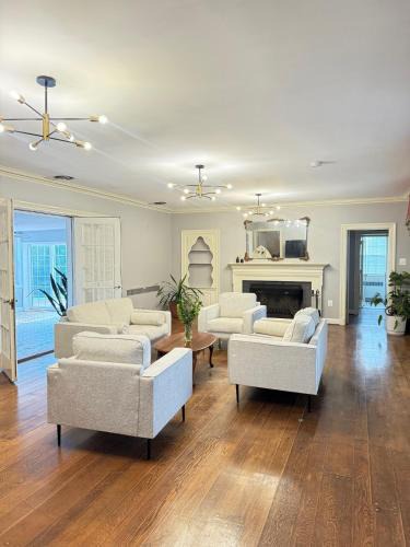Oxon Hill House | Rustic hilltop estate near DC and VA on 5 acers