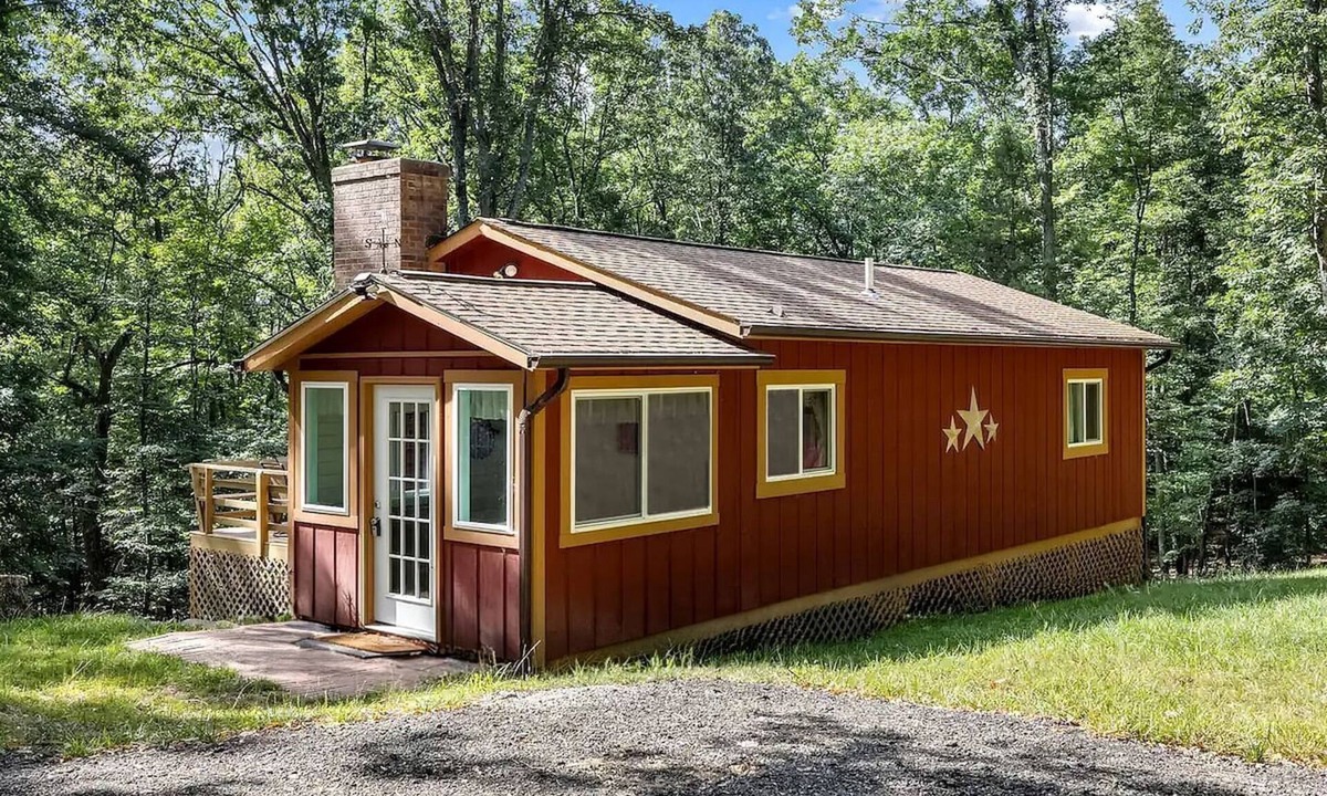 Bergton Cabin | Secluded Pet Friendly Wooden Cabin in Mount Jackson, Virginia