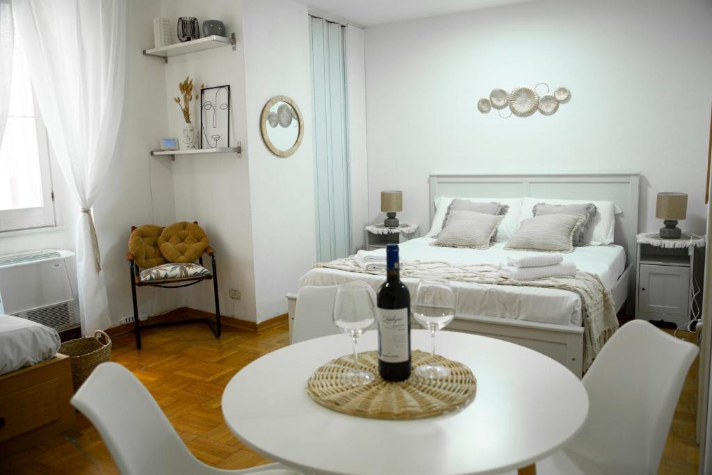 Campitelli Apartment | Shabby Roman Studio- ai fori Imperiali