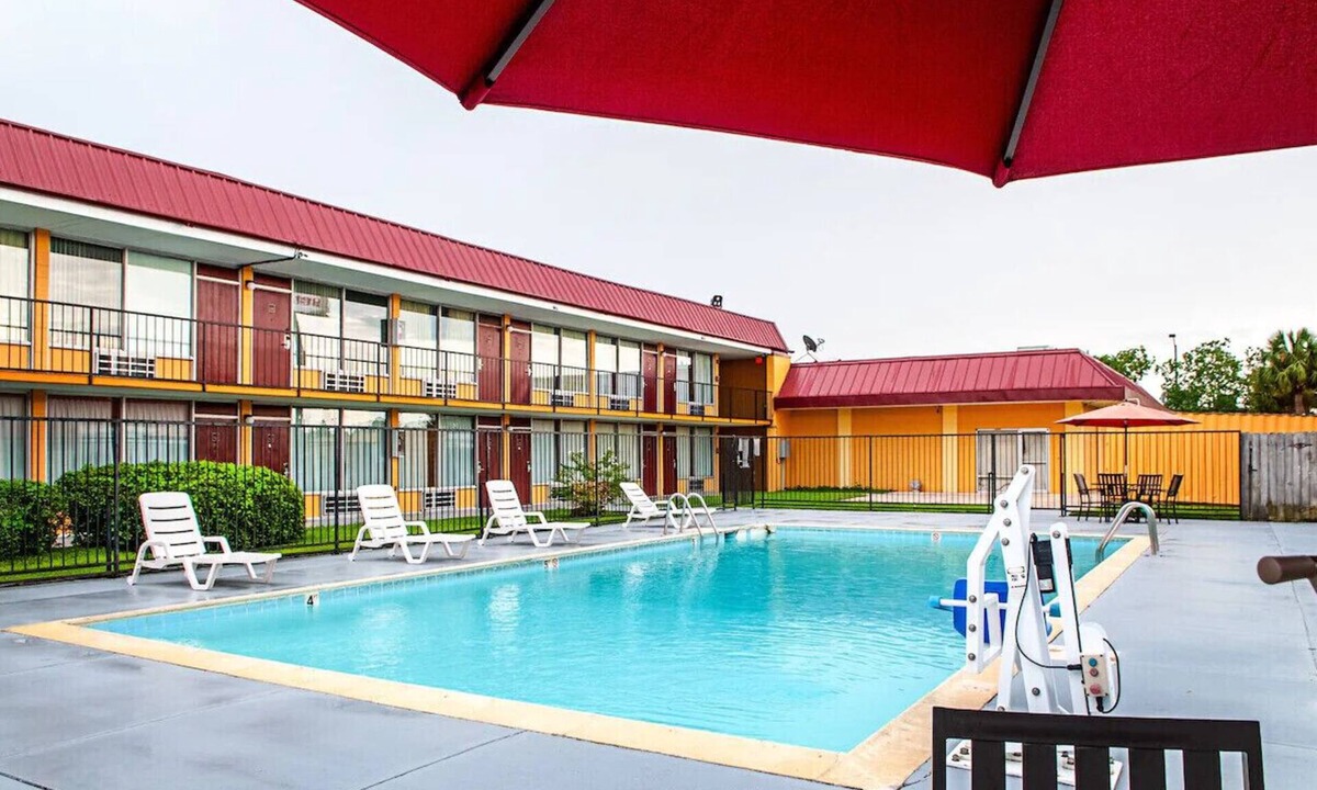 Slidell Hotel | Slidell Deluxe Room 2 Double Beds w/Outside Pool