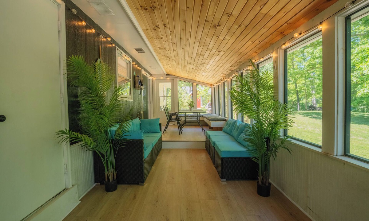 Effingham House | Something About Sara: 4BR Lake House on Lake Sara