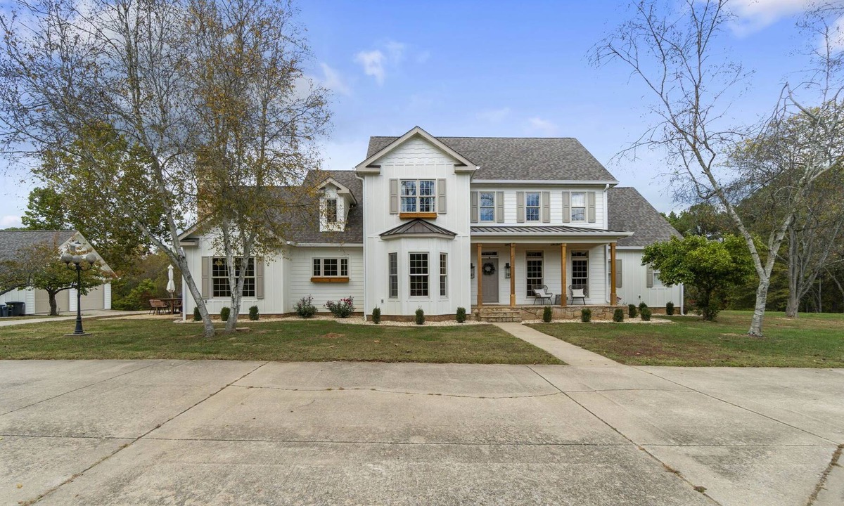 Cobden House | South Pass Hideaway 4BDRM - 2 King, 1 Queen, 2 Full Beds on Shawnee Wine Trail