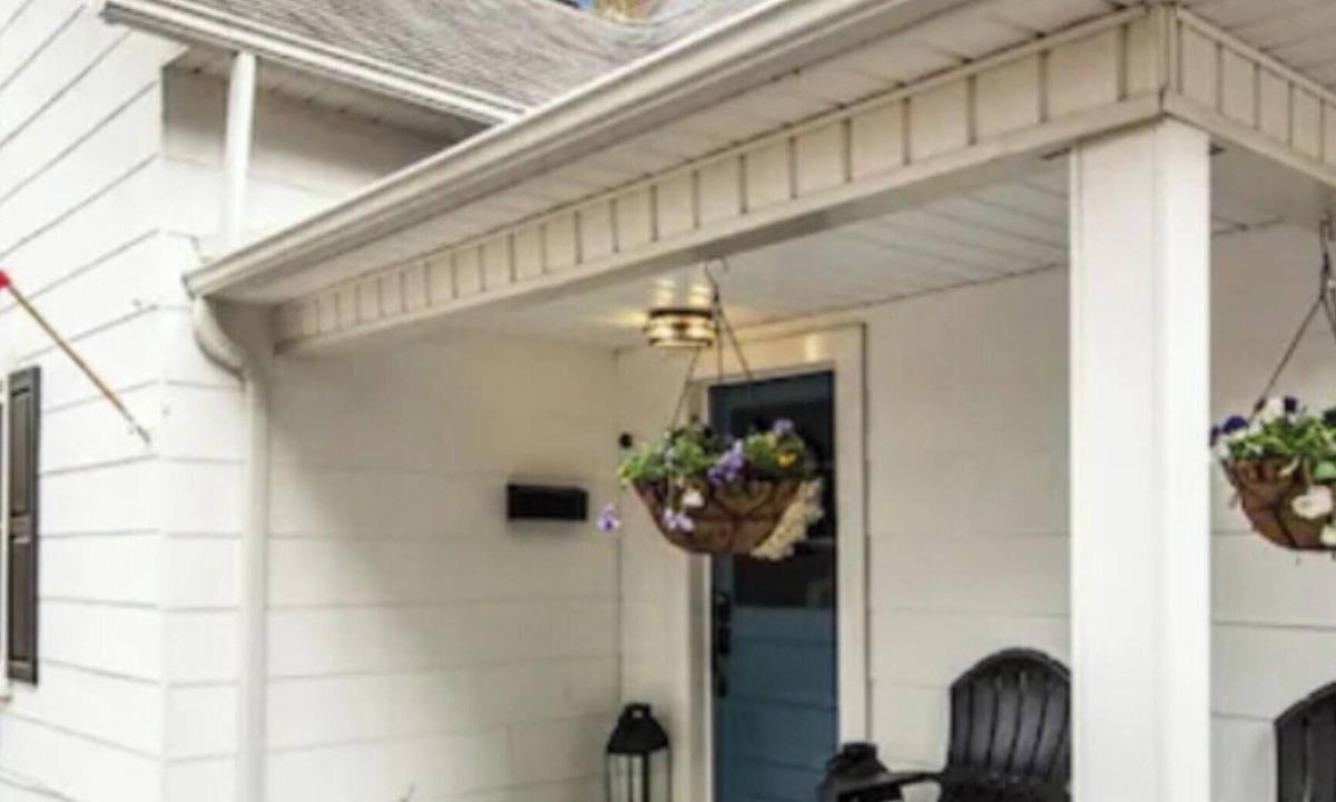 Hickory Cottage | Southern Charm Cottage- Historic 2 bed 1 bath refuge in Hickory