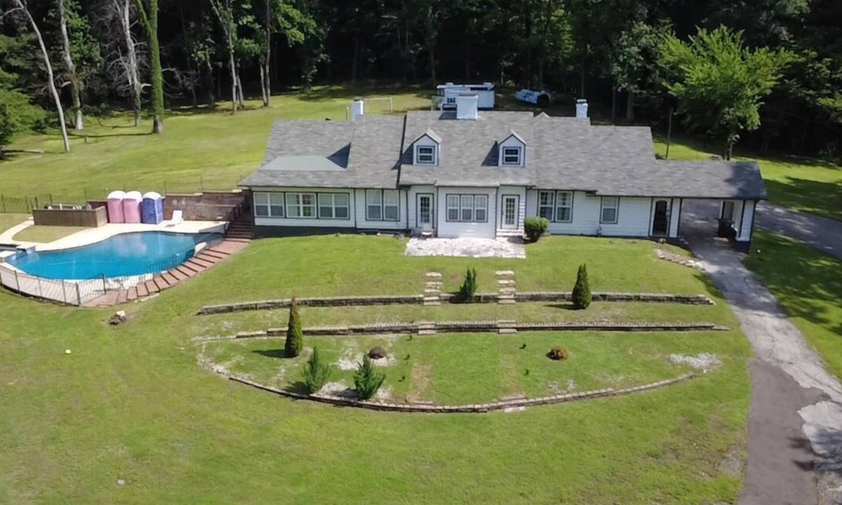 Raleigh House | Spacious 10- Bedroom House Vibrant Memphis With Pool