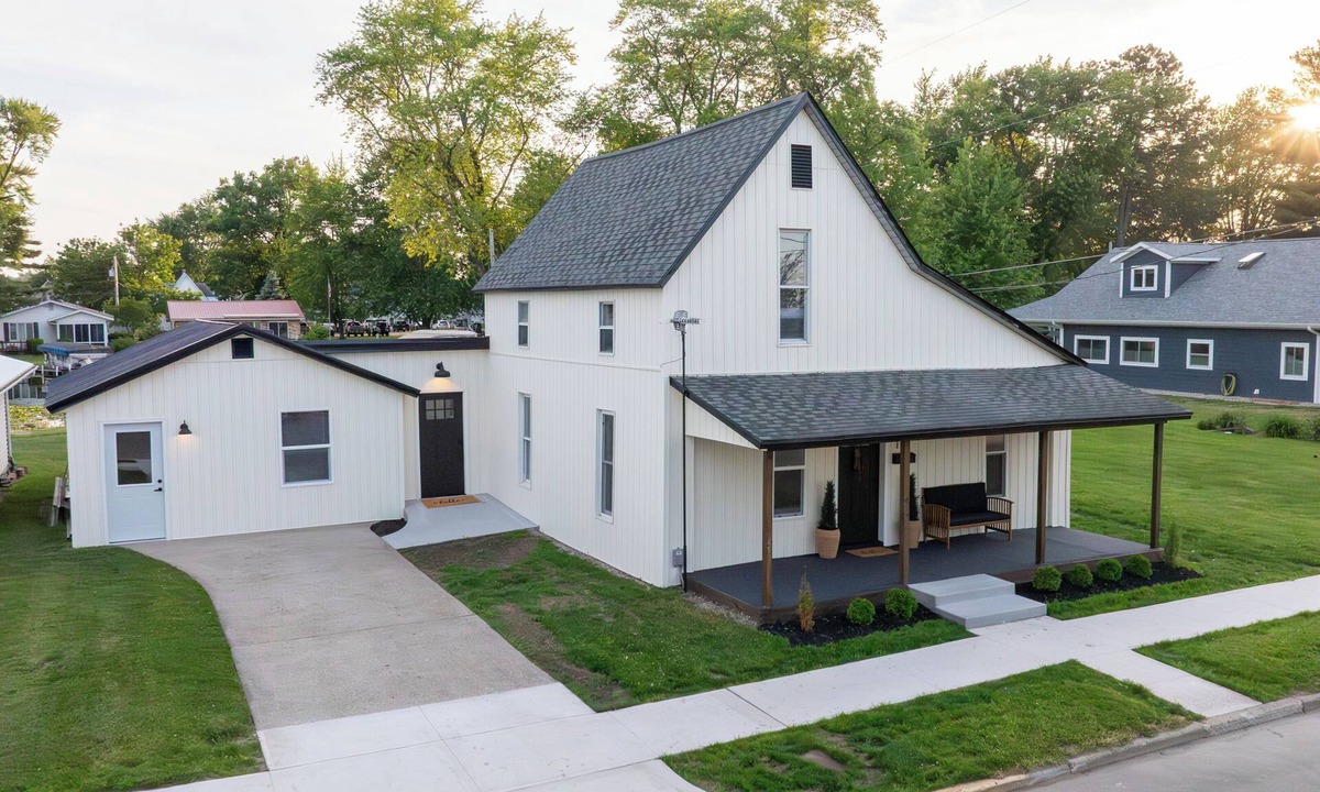 Syracuse House | Spacious 4-bedroom lake cottage with lake access