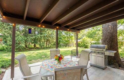 Rockford House | Spacious 4BR Home with BBQ Yard Near Golf Course