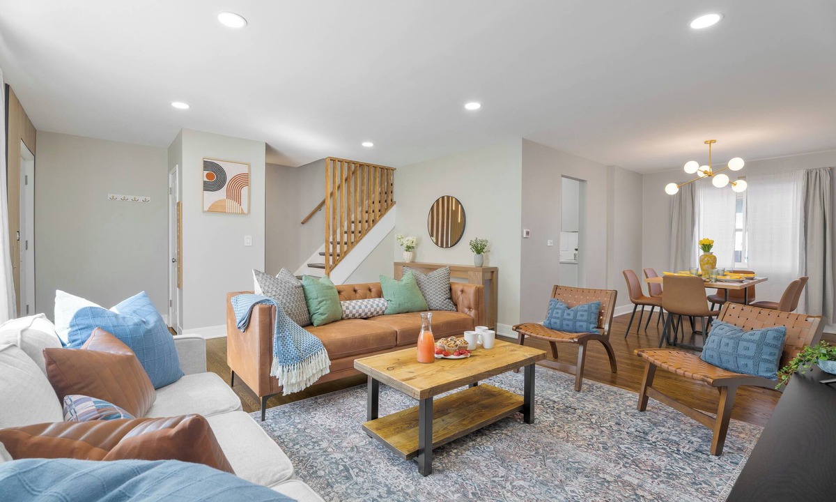 Evanston House | Spacious 4BR near Northwestern with King Beds + Crib