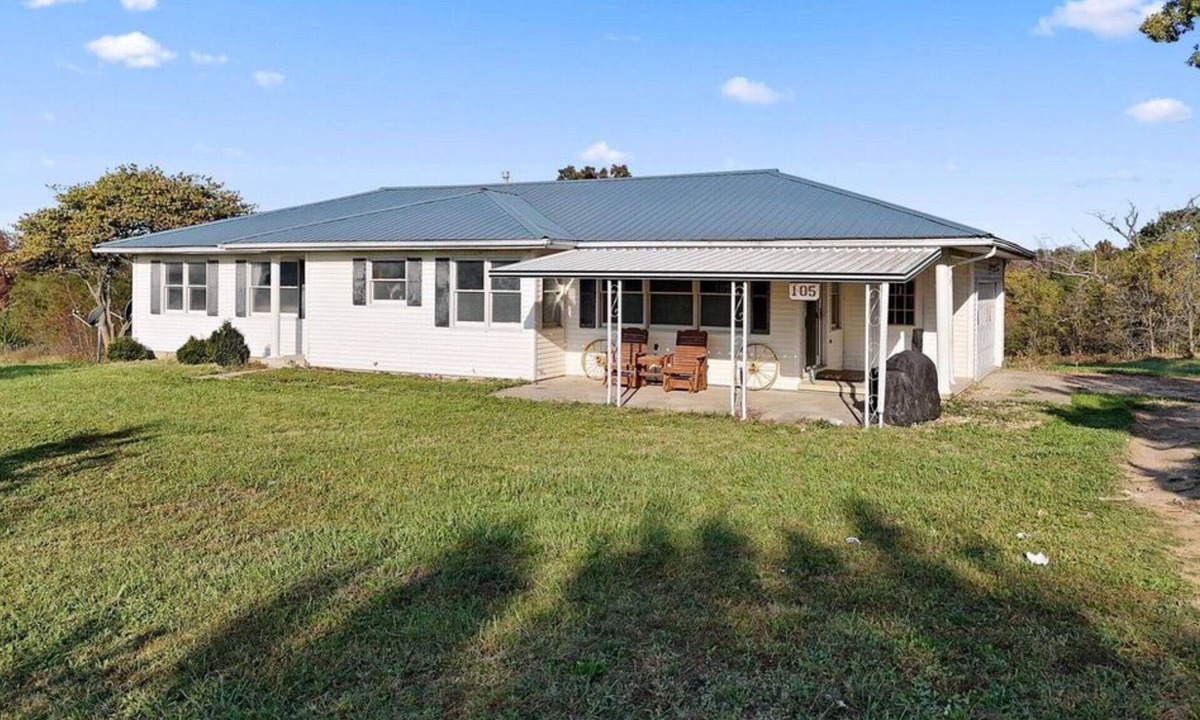 Montgomery City House | Spacious 7-bedroom farmhouse in peaceful Montgomery City with AC