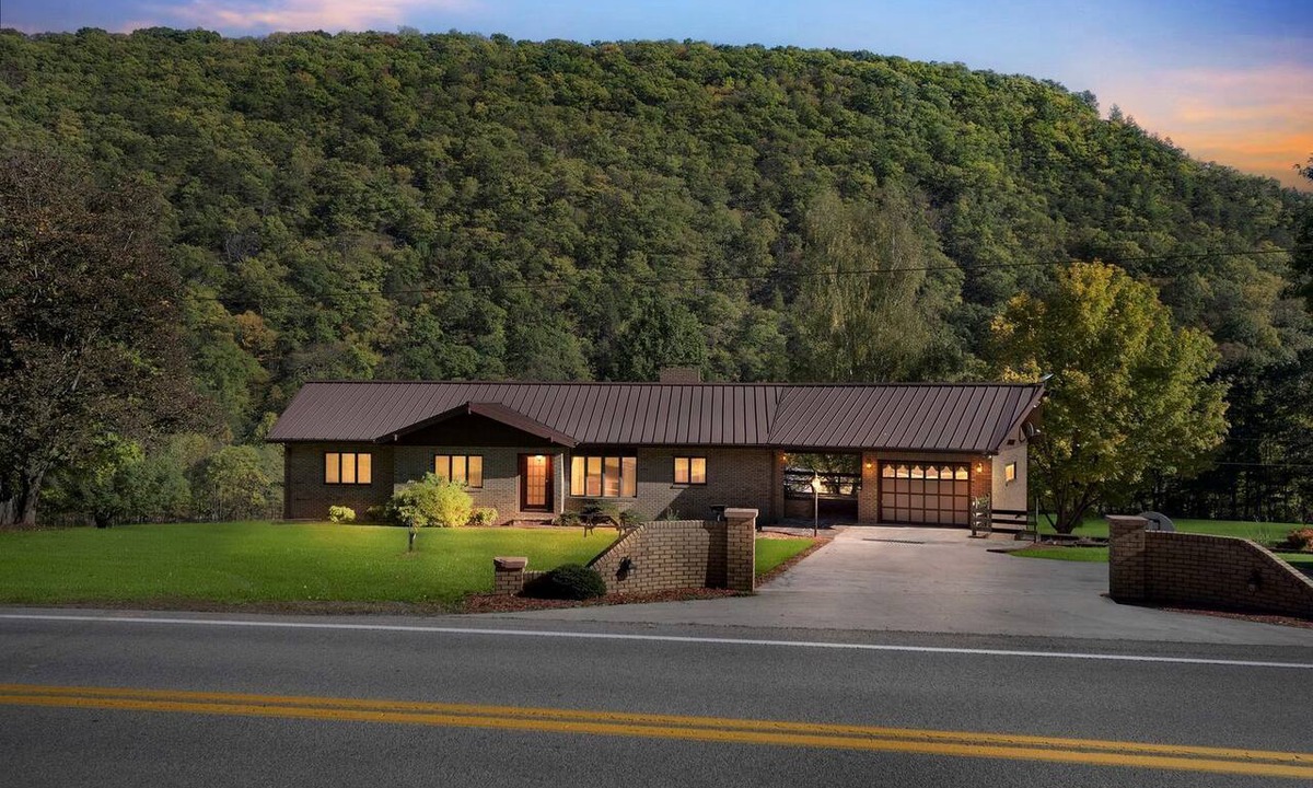 Cabins Cabin | Spacious Adventure Lodge with Firepit Near Timberline Mountain, West Virginia