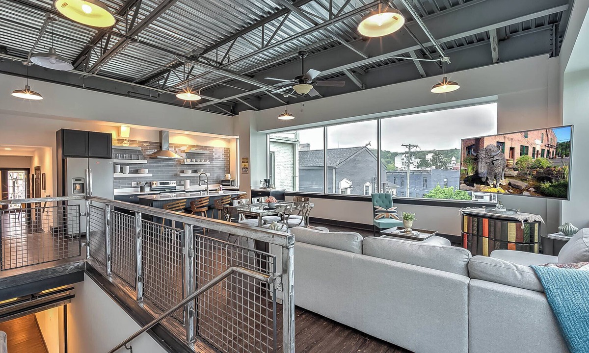 Frankfort House | Spacious and Fun 5BR Downtown Frankfort Loft Near Dining & Distilleries