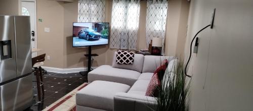 Le Droit Park Apartment | Spacious and Private 3BR, 3BA with free parking near Downtown Washington DC