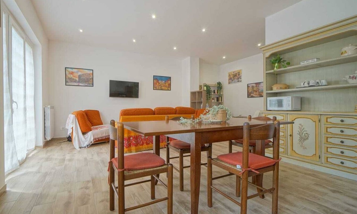 Monterotondo Apartment | Spacious apartment near Rome, with indoor parking and garden