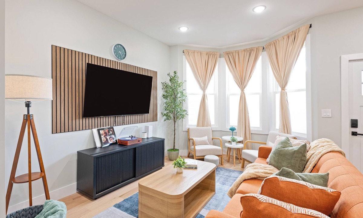 The Heights House | Spacious Modern 4BR Urban Retreat with Game Room, Yard, Near PATH train& NYC Bus