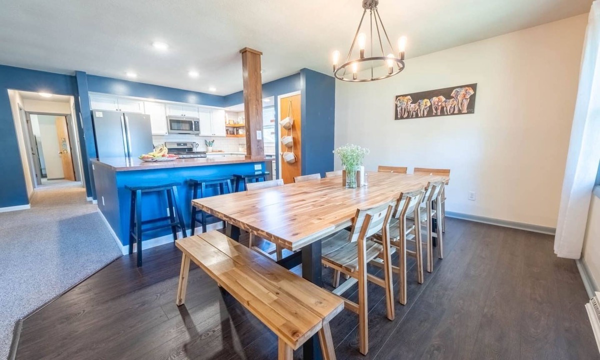 Champaign House | Spacious Modern Bi-Level: Ideal for Groups