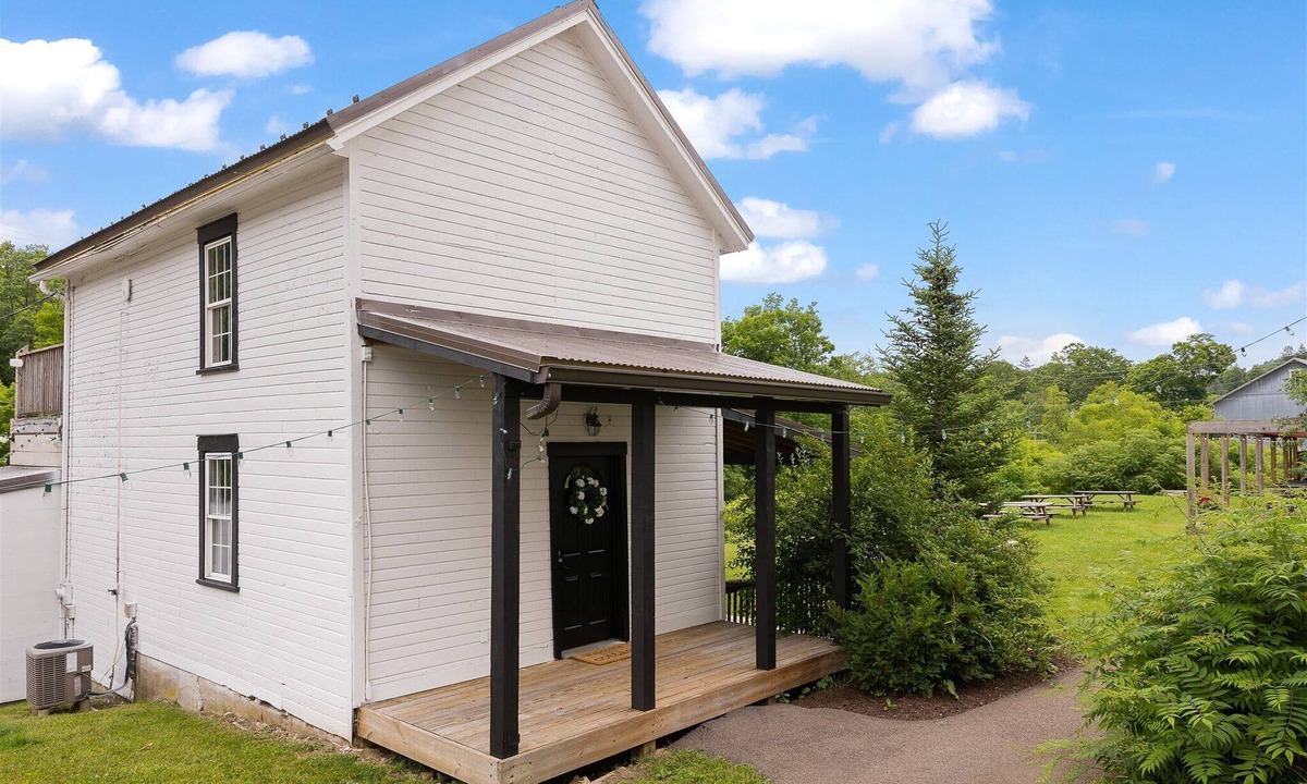 Grantsville Cottage | Spacious riverfront cottage with full kitchen, cozy charm, and Casselman views.
