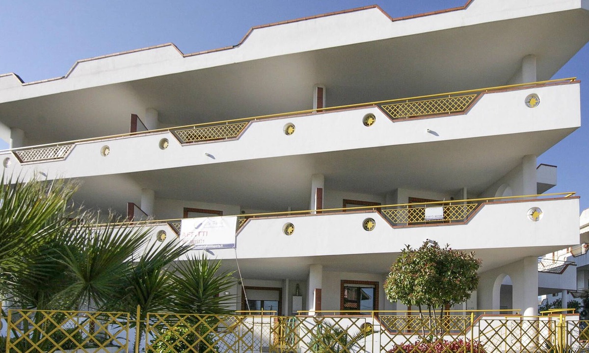 Villa Rosa Apartment | Spend a great vacation by the sea in this beachfront apartment.