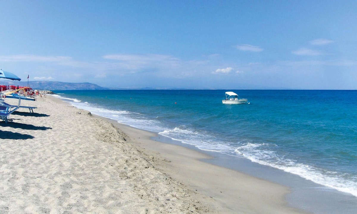 Isca Marina Apartment | Spend a wonderful vacation in this apartment near the beach.