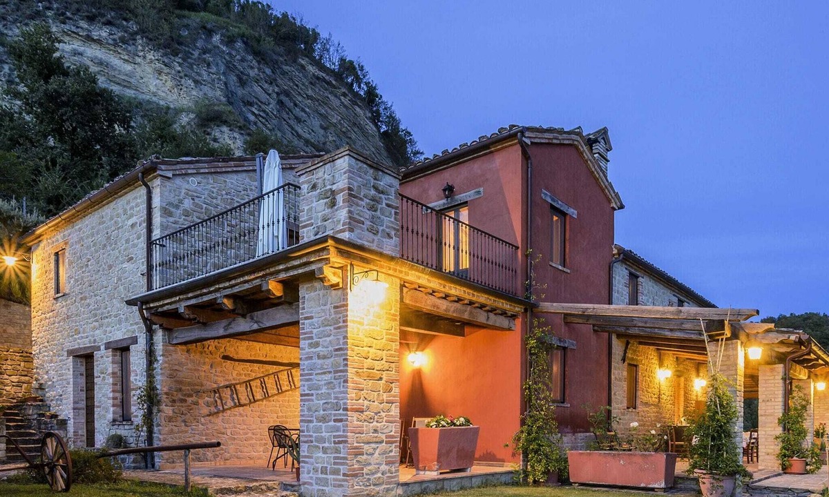 Monte San Martino House | Splendid Apartment with Pool in Monte San Martino