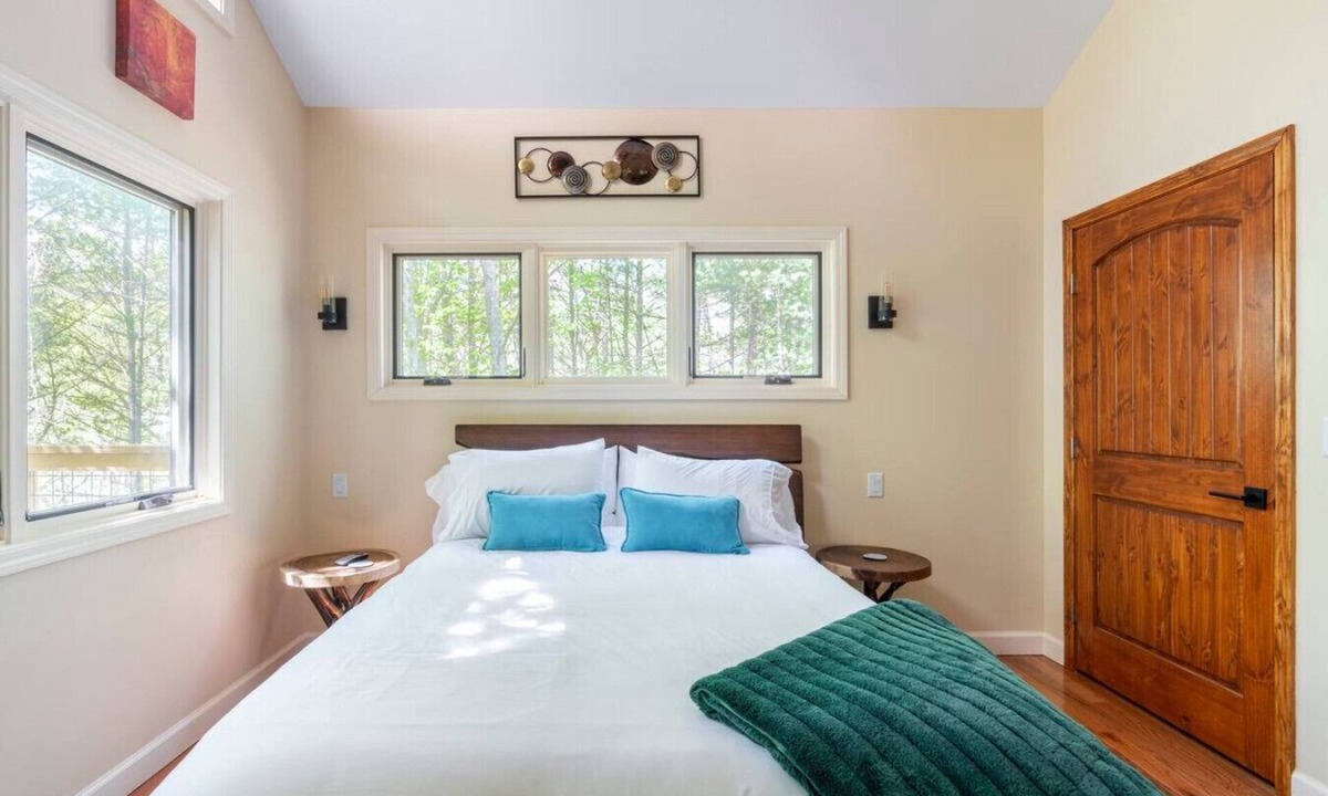 Marshall Cabin | Spring in Mtns Maple Treehouse Near Asheville - Pet Friendly