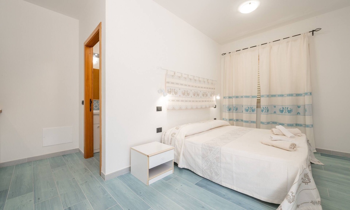 Villa San Pietro Apartment | Studio Apartment 'Villa Erica Appartamento Erica' with Mountain View, Wi-Fi and Air Conditioning