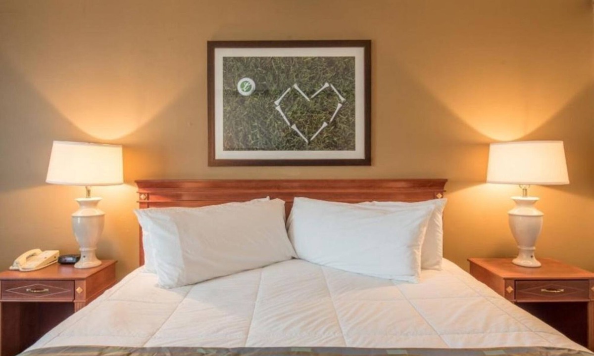 Cheat Lake Apartment | Studio at Lakeview Golf Resort w Indoor Pool & BBQ Area