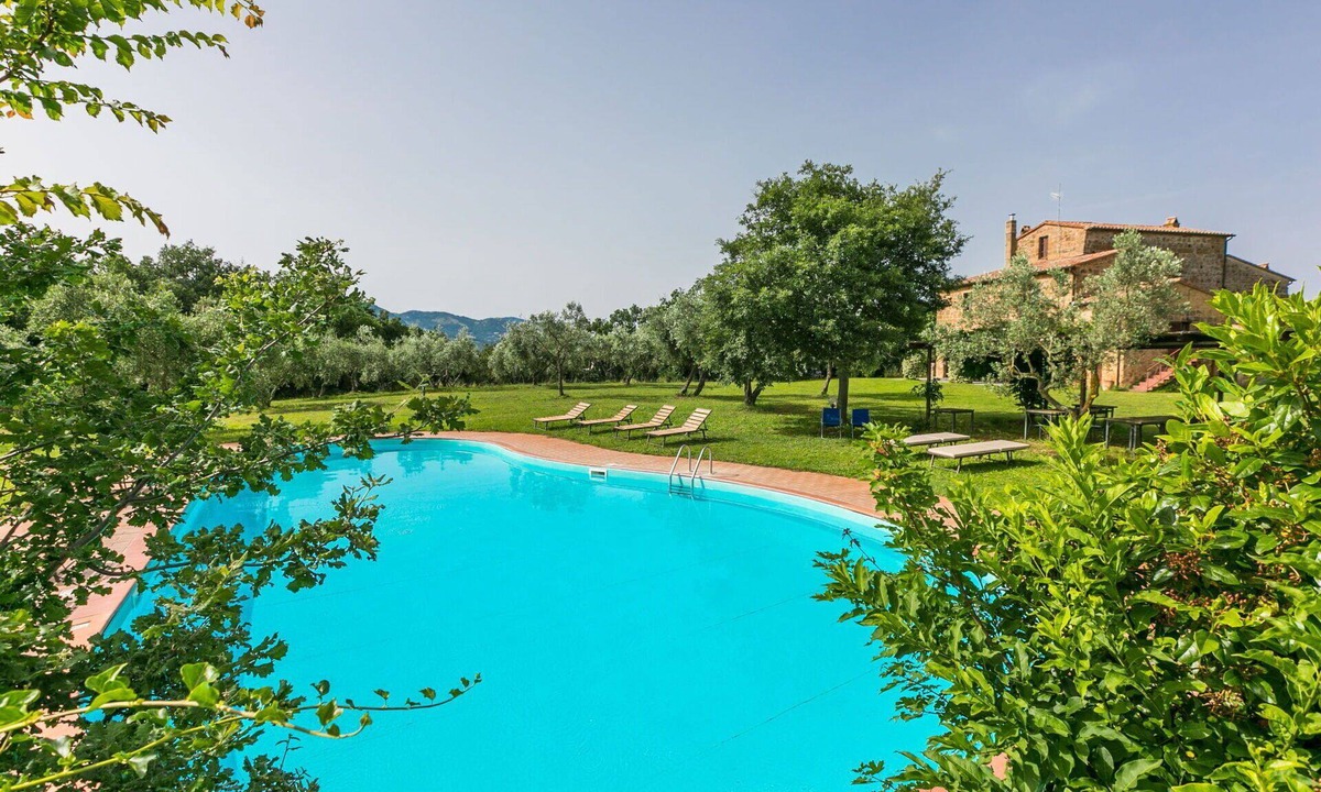 Sorano House | Stunning private villa for 22 guests with WIFI, private pool, patio and pets allowed