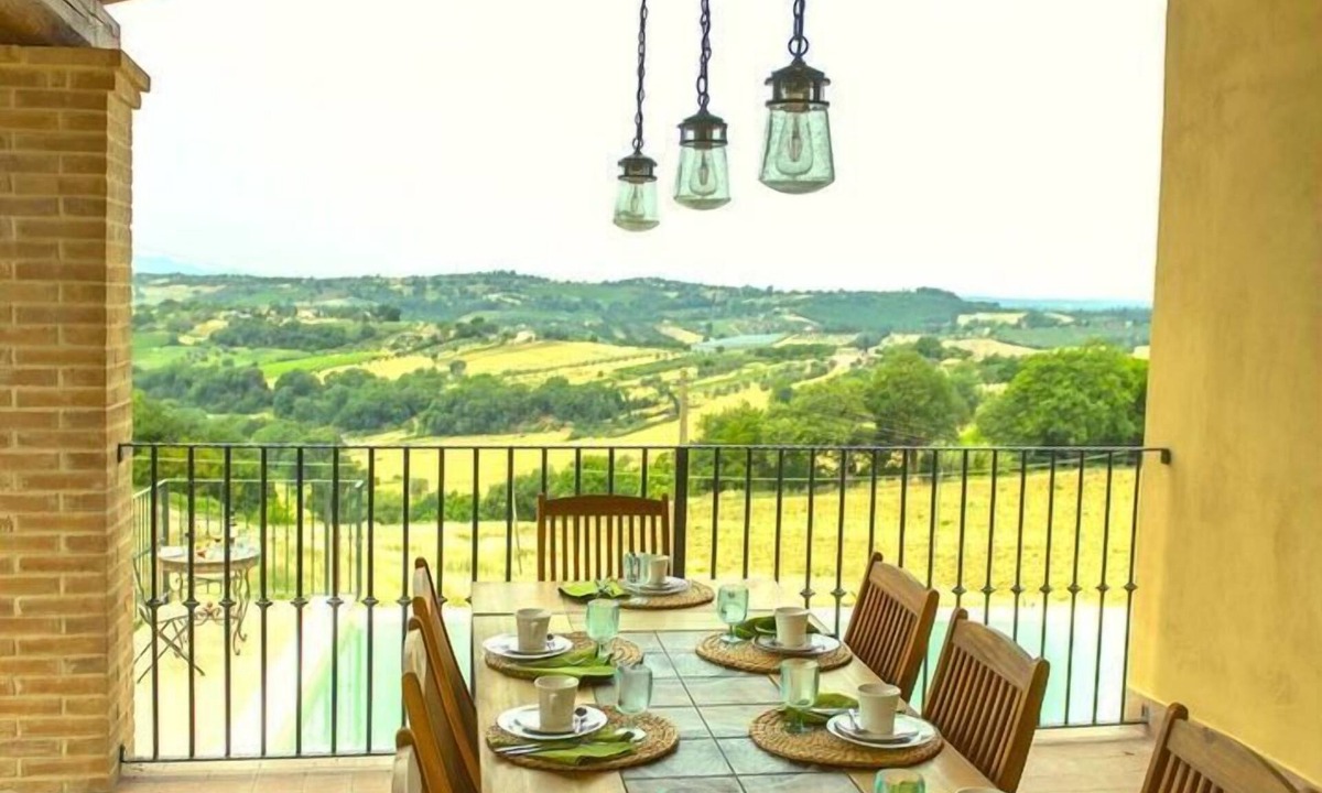Schifanoia Villa | Stunning Umbrian Farmhouse and infinity pool with views of the valley D'orza