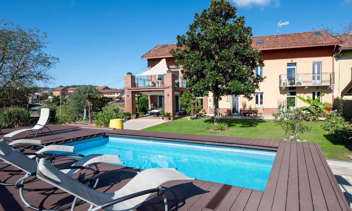 San Damiano dʼAsti House | Stunning villa for 10 guests with A/C, private pool, WIFI and patio