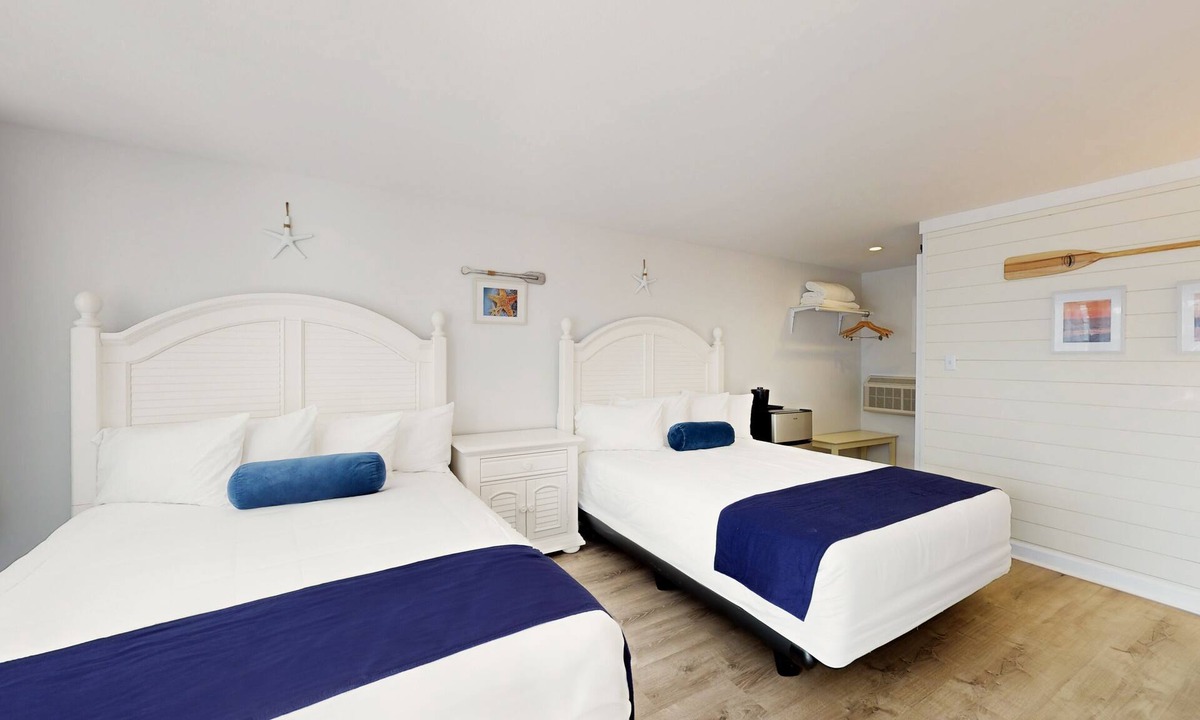 Cape May Court House Hotel | Stylish Double Queen Room for Families and Friends