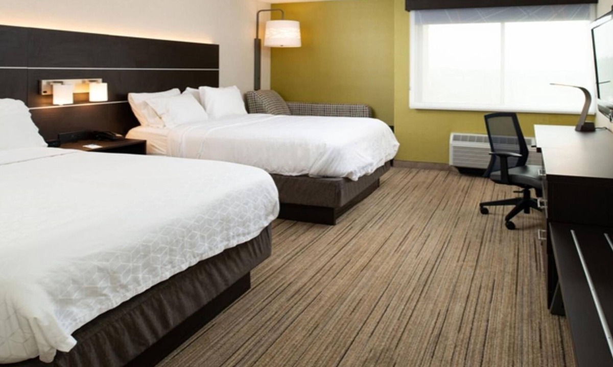 Dent Hotel | Stylish Room w/Bathtub Perfect for Exploring Cincinnati Attractions