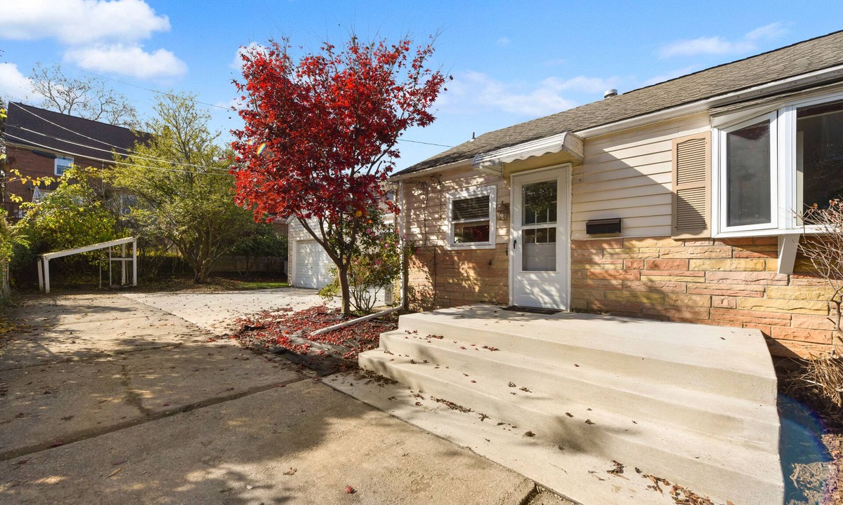 Point Breeze North House | Stylish & Secluded- Child Friendly~Parking- King Bed- 15min DT- Hot Tub~ Pets