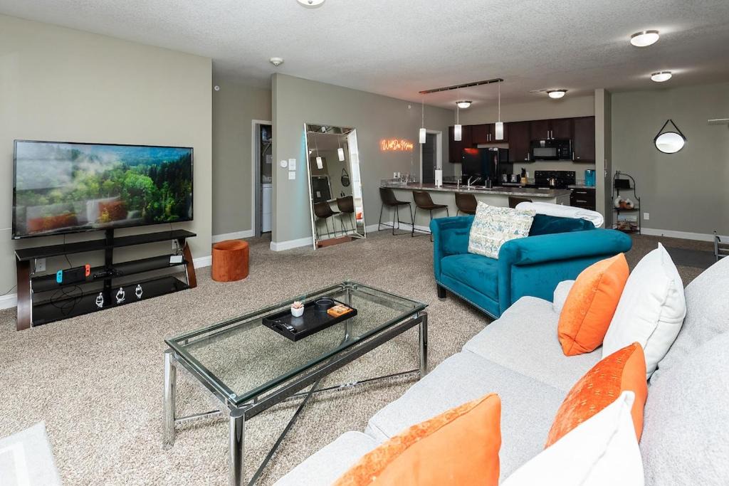 West Des Moines Apartment | Stylish & Spacious, Pool, Nintendo Switch, King bed