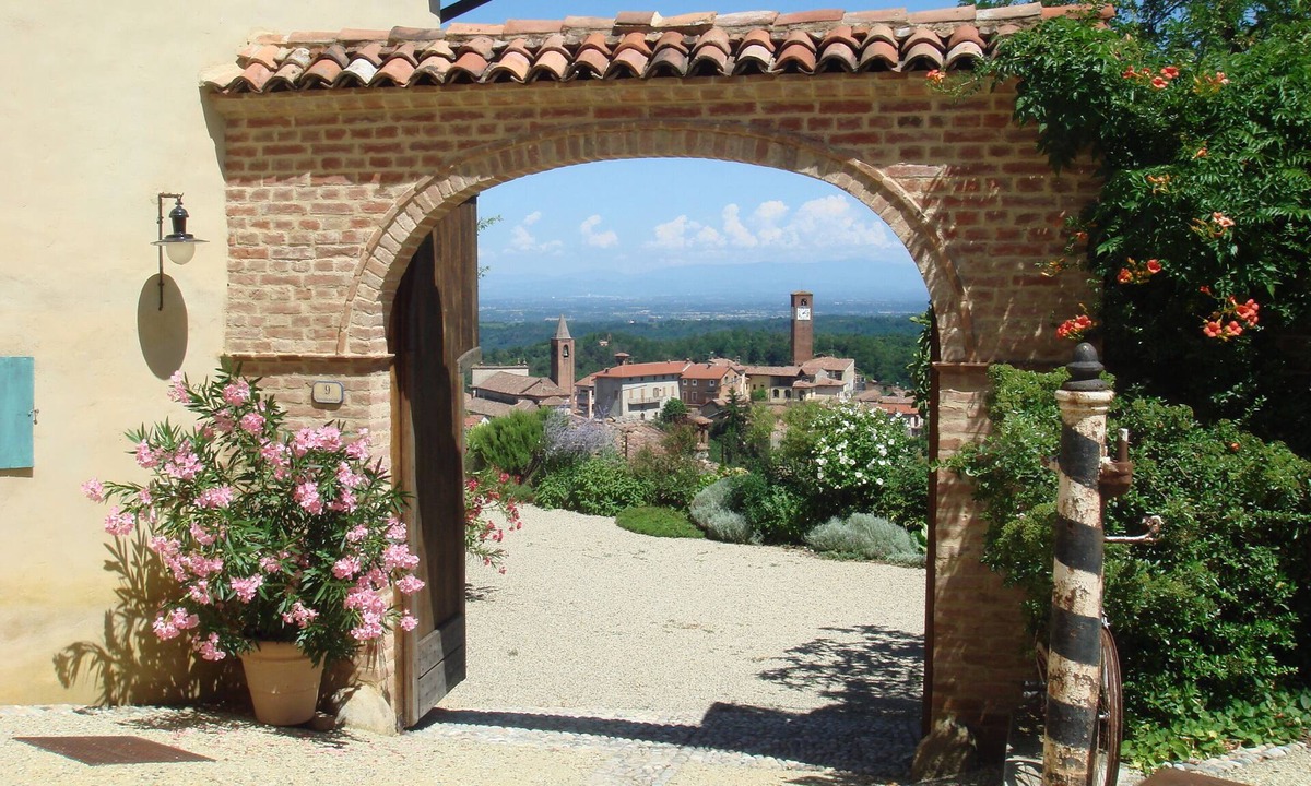 Mombaruzzo House | Sunny courtyard with panoramic views of the historic village center. For sole use