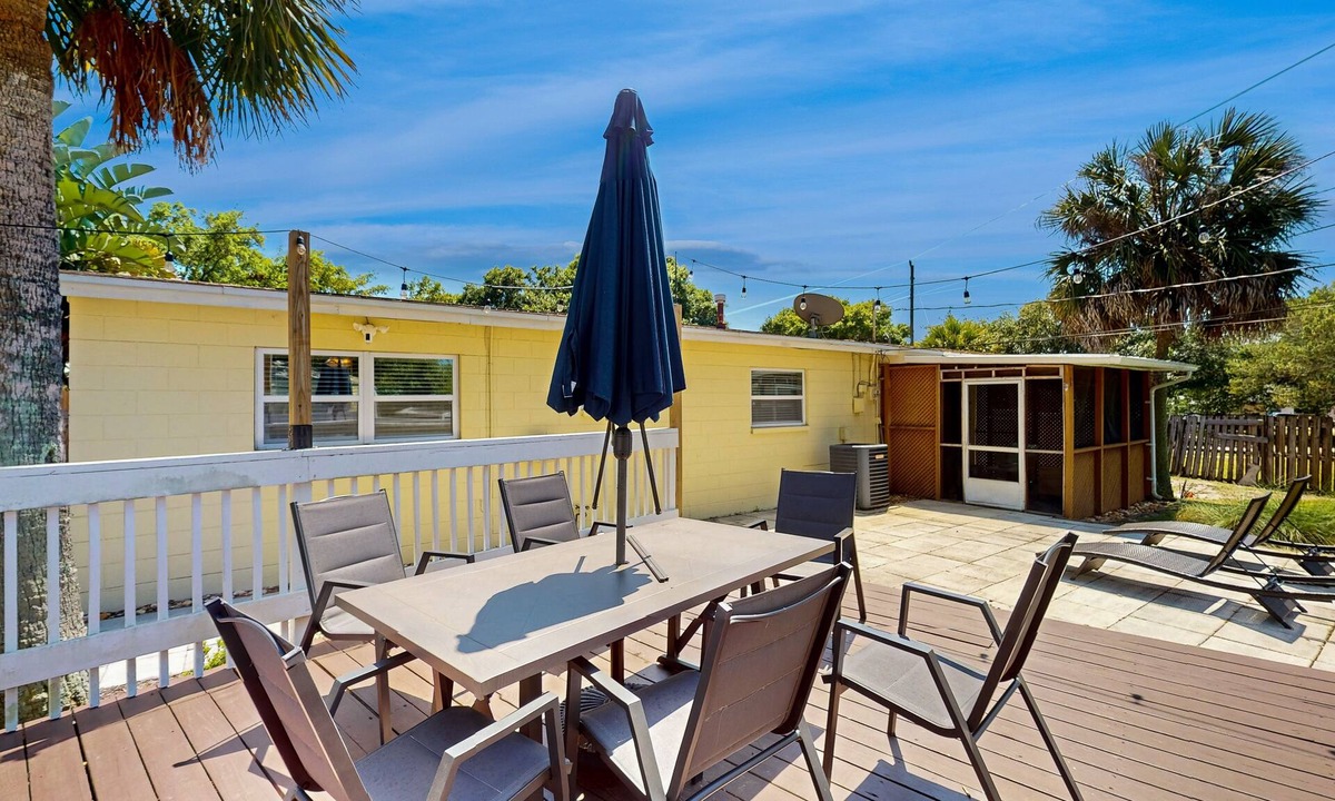 College Green Estates House | Sunny Pet-Friendly Retreat - Backyard with Lounge Seating, Firepit, Grill & Outdoor Patio! ☀️
