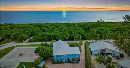 Fort Pierce Shores Villa | Sunrise Views & Beach Access - BBQ & Free Parking