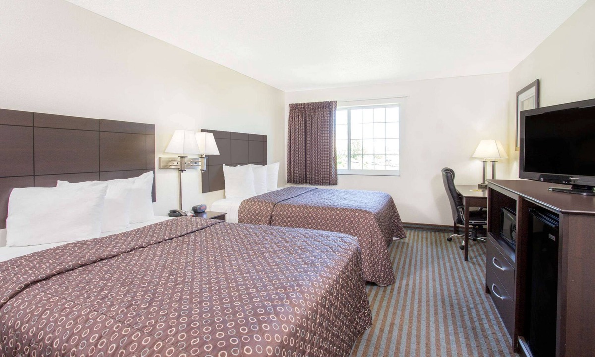 Cedar Falls Hotel | Super 8 by Wyndham Cedar Falls IA - University