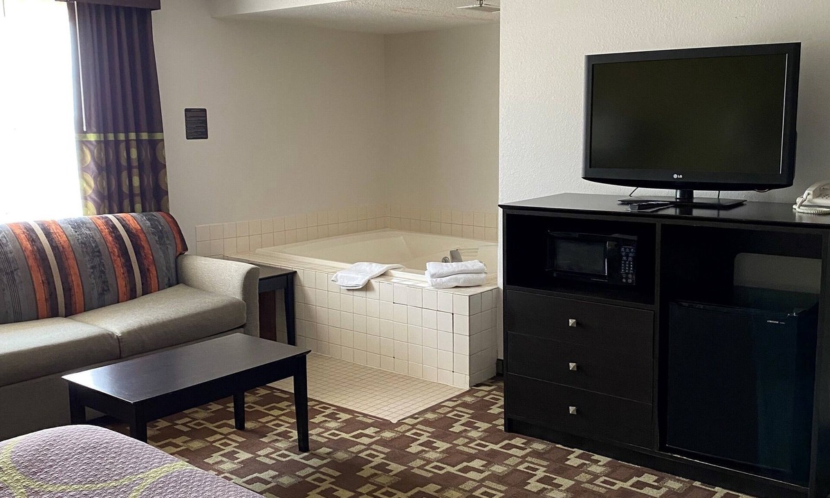Independence Hotel | Super 8 by Wyndham Independence IA