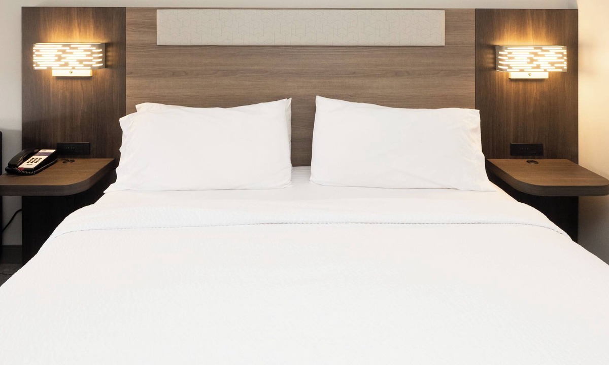 Westampton Hotel | Superb hotel with NEWLY renovated rooms in Westampton Township